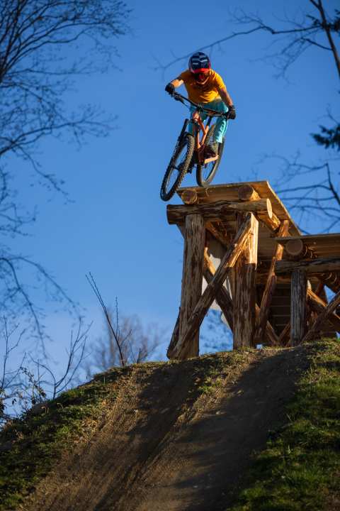 Can also park, can also drop: the Scor 4060 trail bike.