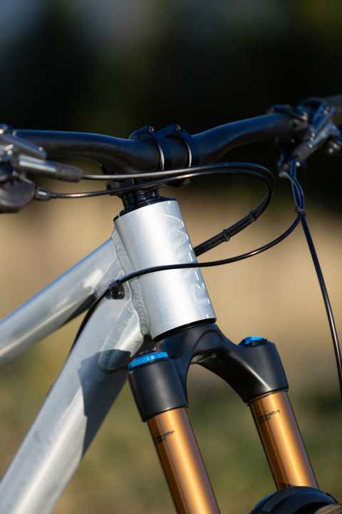 Zugverlegung durch den Steuersatz? Nicht mit Raaw. Schrauber freut’s.