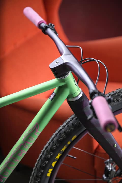 Dank superkurzem Steuerrohr braucht es trotz 32 Zoll keine Vorbau-Absenkung. Die Steuerzentrale Bike Ahead The Unit spart Gewicht.