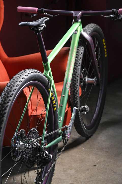 With its ovalised top tube, wishbone rear triangle and countless details, such as the soldered-on hearts, the frame of the Leovelo El Grandito is a statement on the art of frame construction.