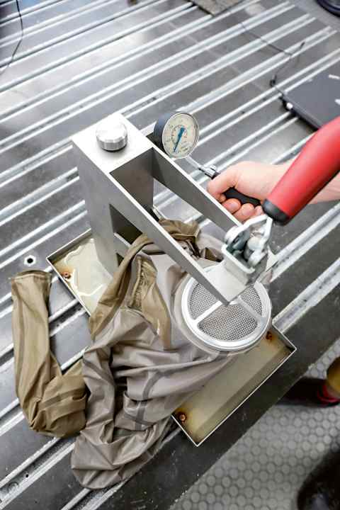 We test the waterproofness of the rain jackets on the Suter test stand. Particularly critical: seams and tapes often allow moisture to penetrate