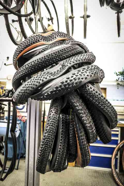 Even average-sized bikers find it difficult to choose a suitable tyre. XXL bikers have to pay attention to very specific criteria.
