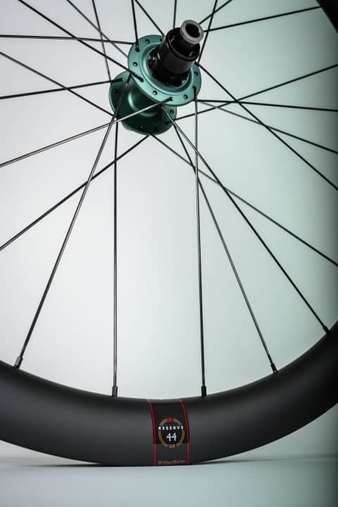 Die Felgen des Gravel-Laufradsatzes messen 40 und 44 Millimeter in der Höhe und sind Tubeless-Ready.