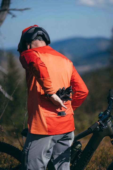 Various pockets make the Leatt jersey almost a hipbag replacement.