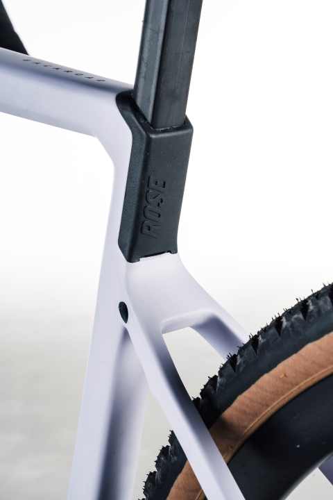 The extra-long seatpost is only clamped at the height of the chainstay, the dark frame part is only a cover, so the comfort post can flex over a long distance.