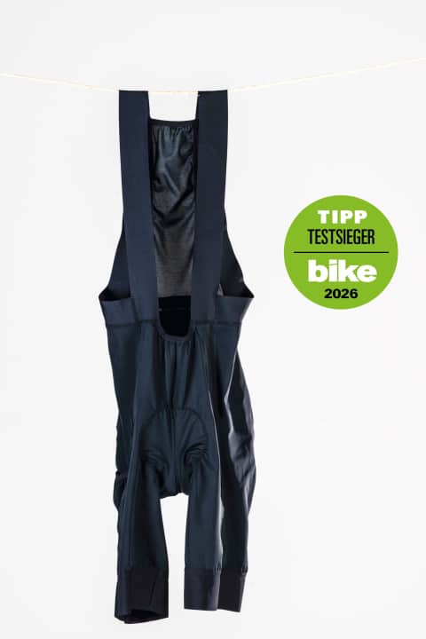 Schlicht, funktional und klar auf Performance gebürstet – die Rose M Bib Shorts will nicht blenden, sondern liefern. Genau das schafft die preiswerte Herren Bibshort auch und sichert sich einen Testsieg.