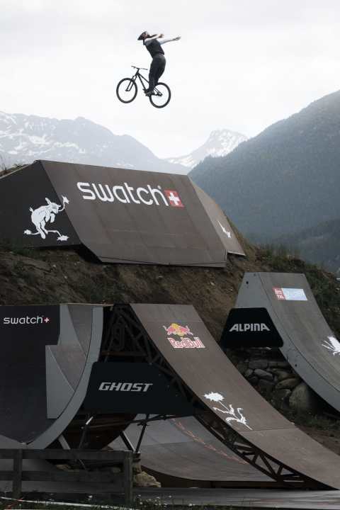 Johanna takes her hands off the handlebars and flies over the big jumps. Those in the know see the 17-year-old as a great slopestyle talent.