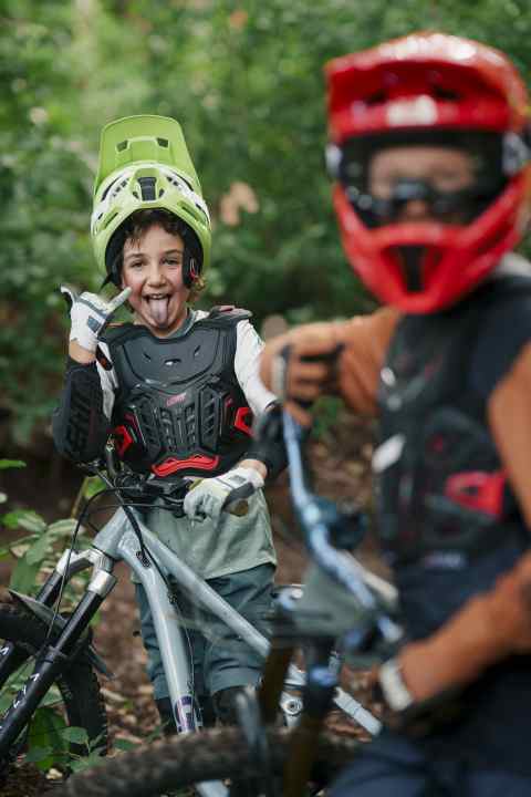 Even if the youngsters get overconfident, they are protected in the event of a fall with Leatt protectors and helmets.