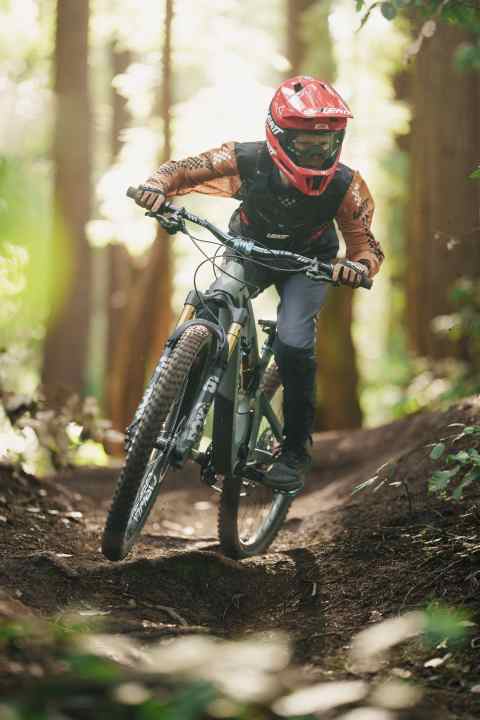 Some teenagers already ride much faster than their parents. It's good if they are protected with appropriate protectors.