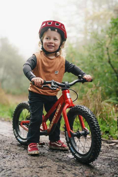 Style ist, wenn der Helm zum Bike und zu den Schuhen passt. Leatt weiß, dass das auch für Kinder gilt.