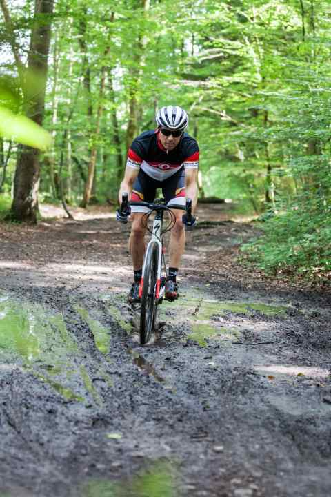 Gravel riding technique in the mud: riding through the middle is not only the fastest, but also the safest way.