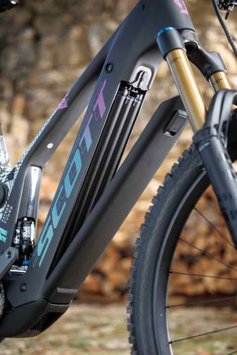 The 800 Wh battery of the new Bosch Performance Line CX system can be easily removed from the bottom of the Scott Patron.