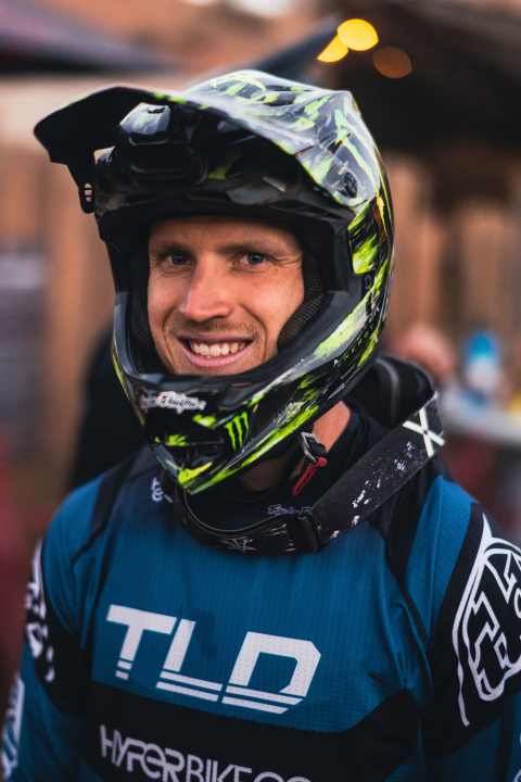 Caveman: Canadian Tom van Steenbergen catapulted himself into 2nd place at the Red Bull Rampage 2023 with his Caveman drop, and now he wants to combine his crazy stunts into a 90-second ride.