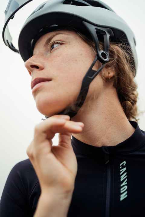 The strap on the Canyon helmets is said to have advantages over classic straps in terms of aerodynamics and temperature management.