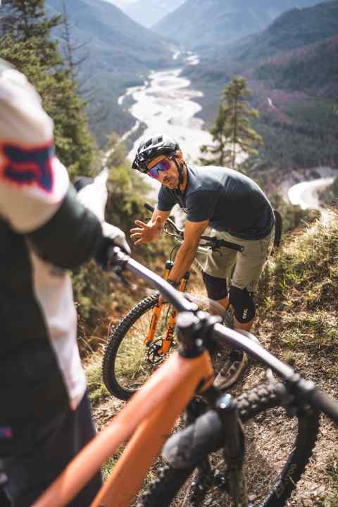 Was ist der perfekte Luftdruck für so einen Trail? Dimi (li.) sagt: “ganz egal”, Laurin (Foto): “1,4 Bar vorne, hinten ist egal” und Fotograf Max (hinter der Linse): 1,1 Bar vorne, 1,3 Bar hinten.