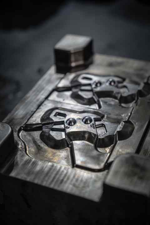 The aluminium is pressed into this mould...