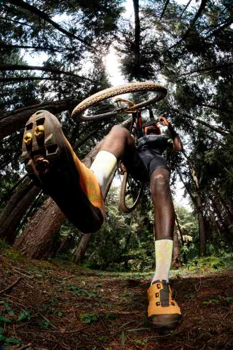 Zwei dicke Stollen und eine durchgehende Gummisohle sollen für Grip beim Gehen sorgen.