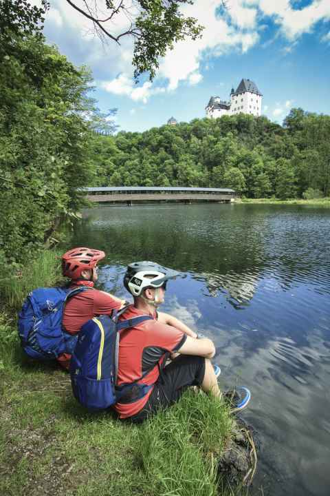 Zu Füßen von Schloss Burgk darf die Saale noch in ihrem natürlichen Bett dahinschlingern.