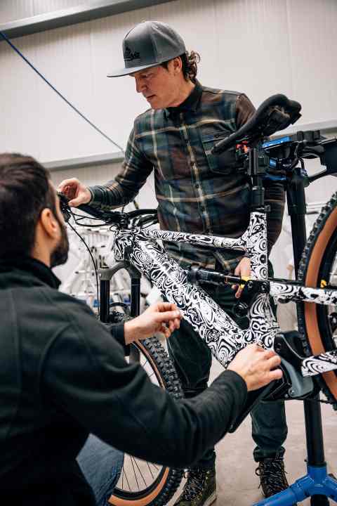 Not only the main frame, but also the rear triangle appears to be made of carbon.