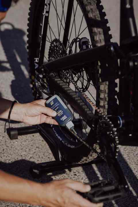 Thanks to the practical dropper bottle, Ultimate chain oil can be applied precisely and effectively