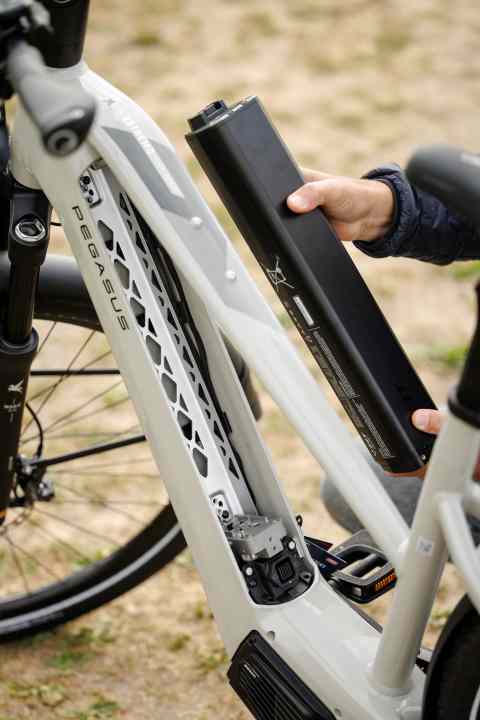 The 800 Wh battery can be easily removed from the down tube of the Pegasus Estremo Evo 12 Lite.