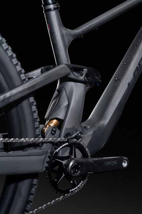 Den Dämpfer des Lapierre Zesty CF schützt ein kleines Schutzblech. Unter den Oberrohr gibt es einen zusätzlichen Anbringungspunkt für einen Ersatzschlauch oder Werkzeug.