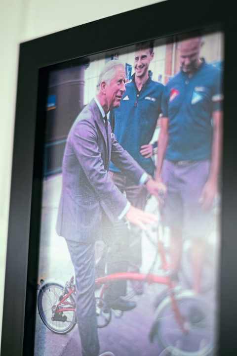 King Charles bei einer Proberunde mit einem Brompton.