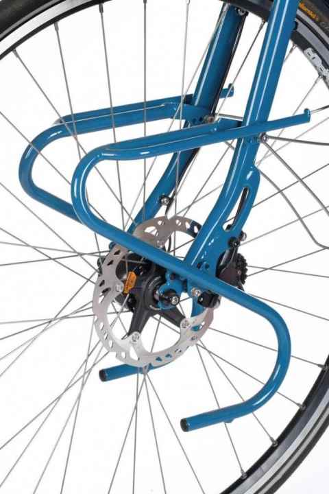 Im Reich der Moderne: Mit Gusset verträgt die schlanke Stahlgabel auch brachiale Bremskräfte.