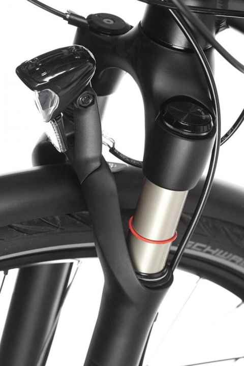 The RockShox fork with tapered steerer tube is stiff and provides sensitive suspension.