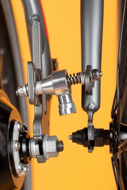 Falt-Pedelecs – Arretiert:  Ein Schnappschloss hält Gabel und hinteres Ausfallende des BBF Monaco zusammen.