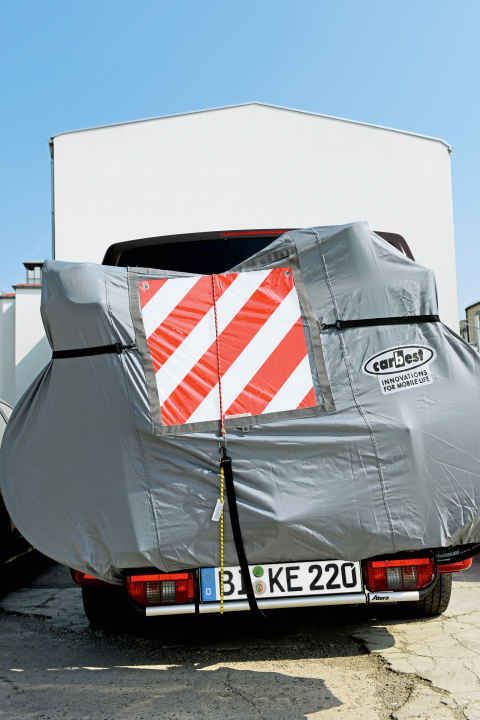 Kennzeichnung – In Italien Pflicht: die Sicherung des Radträgers mit einer Warntafel