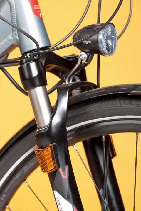 S-pedelecs do not need daytime running lights according to the StVZO. Because permanent lighting makes sense, many manufacturers equip their bikes with them.