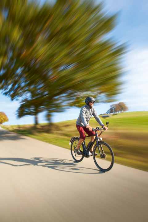 Flott unterwegs: Auf Landstraßen machen die schnellen Räder am meisten Spaß.