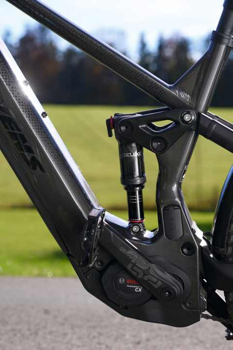 Konstruktiv aufwendig: Dämpfer-Anlenkung und Schwinge mit E-MTB-Anleihen
