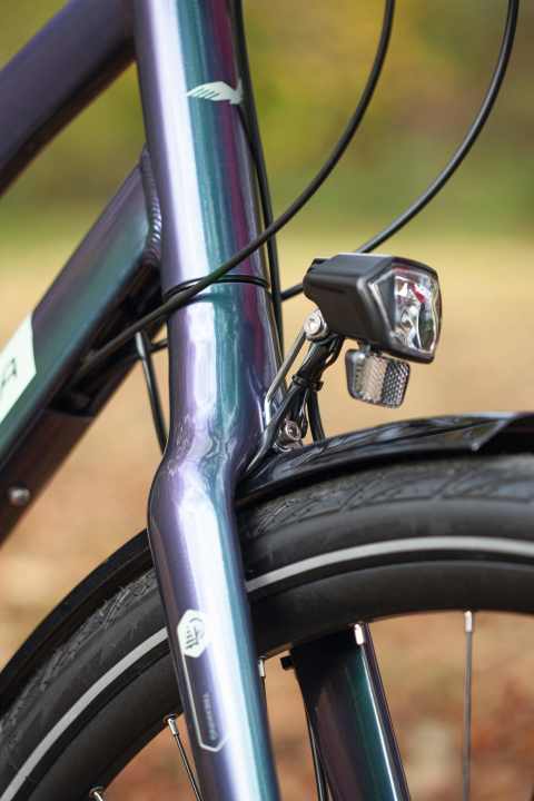 Cool look: the flip-flop lacquer changes from green to purple, depending on the light.