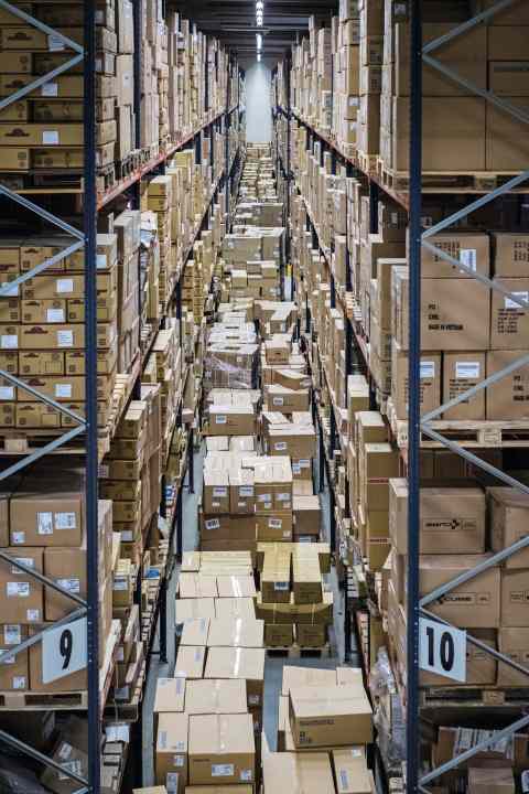 Es ruckelt in der weltweiten Lieferkette: Wenn morgens alle Lkw ihre Paletten entladen haben, ist die Warenannahme für Stunden dicht, obwohl Cube zusätzliche Hallen angemietet hat.