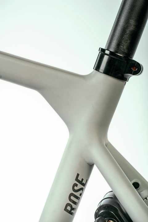 Aluminium or carbon? The high-quality aluminium frames are sanded at the most visible seams for visual reasons.