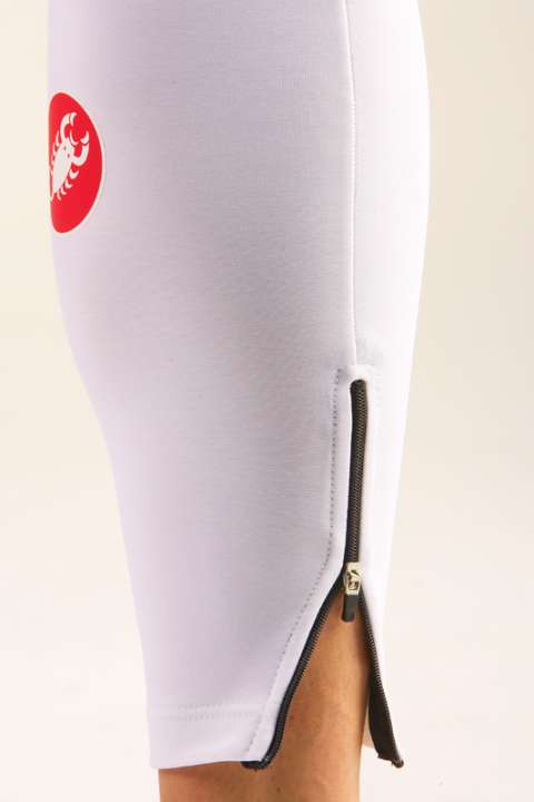   Les fermetures éclair sont utiles pour les enfiler ou les enlever - de tels jambières assorties au maillot blanc sont toutefois rares. Exemple : Castelli "Thermoflex Legwarmer", 42,95 euros, tailles S-XXL ; commande : Castelli, téléphone 0039/043/9571, www.castelli-cycling.com 