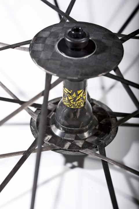  Kaum noch Metall: Felge, Speichen und Nabenkörper bestehen bei Mavics „Cosmic Carbone Ultimate“ aus Carbon 