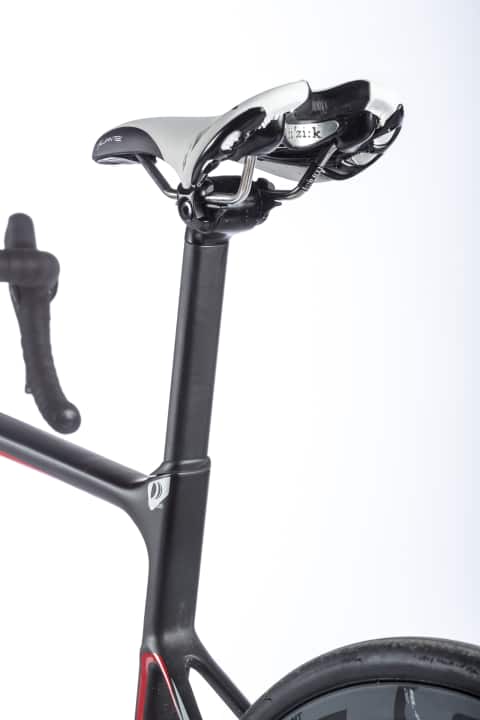   Das Profil der Carbon-Stütze am Defy erinnert an einen Duplo-Riegel.