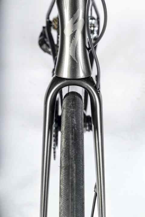 Platz für Breitreifen: Durch Gabel und Rahmen des Roubaix passen bis zu 40 Millimeter breite Reifen. Ein Maß, das bis vor ein paar Jahren für Gravelbikes charakteristisch war.