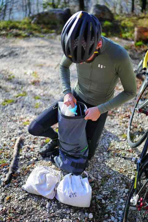 Our lightweight testers, who weigh around 70 kilograms, carry up to 20 kilograms of well-belted additional ballast during the test rides.