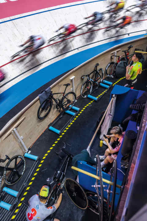Extremely steep: The bends of the 166 metre short Bremen track are secured with a safety barrier.