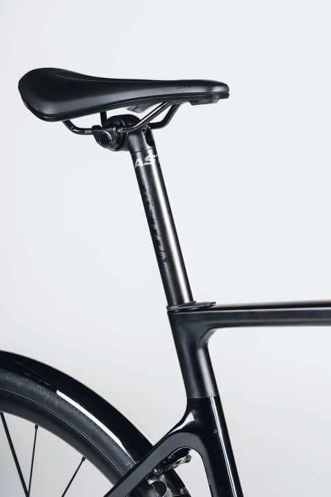 Confort élevé : la tige de selle ronde en carbone d'Easton n'a pas l'air très spectaculaire, mais elle a l'avantage de bien aplanir les inégalités.