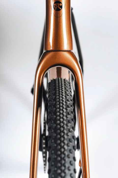 Neben drei straßenbereiften Varianten gibt es auch eine mit 40 Millimeter breiten Geländepneus; je nach Reifenwahl kann das Roqa also auf der Straße oder im Gelände eingesetzt werden.