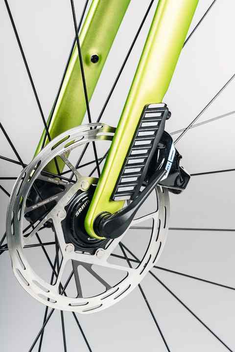 Stay cool! Oversized cooling fins on the Scultura Endurance GR are designed to protect the disc brakes from overheating.