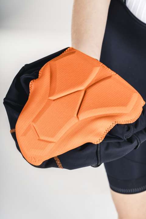 Gore's medium-thickness padding is divided into movable segments.