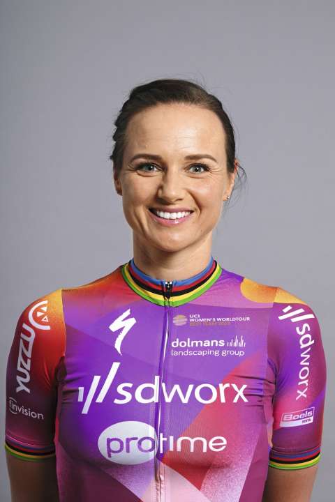 Fit mit Baby: Chantal van den Broek-Blaak ist eine der besten Profifahrerinnen – und junge Mutter.