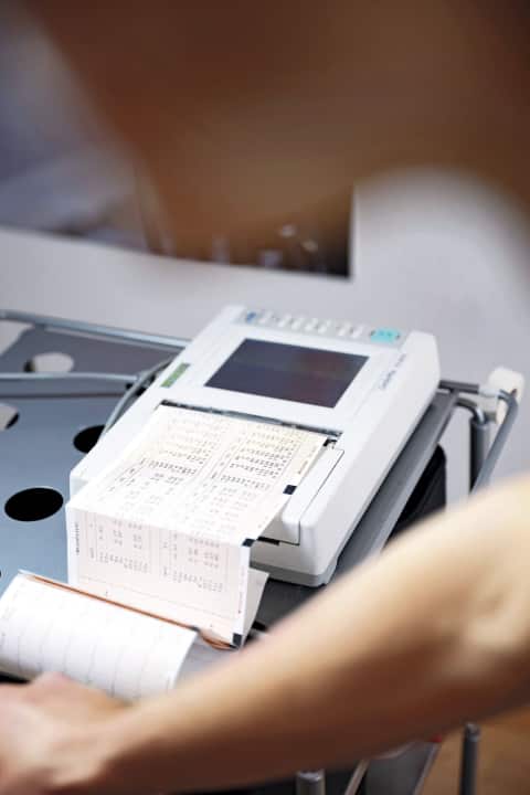 Messstation: Das Zwölf-Kanal-EKG zeichnet die Herzaktivität auf.