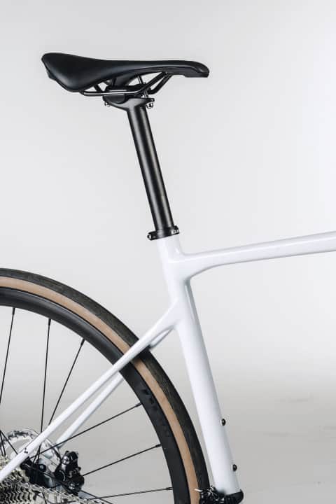 La tige de selle ronde en aluminium cède de 7,5 millimètres sous une charge d'essai de 80 kilogrammes. En revanche, l'avant de l'Attain est assez dur et transmet les secousses au cycliste.